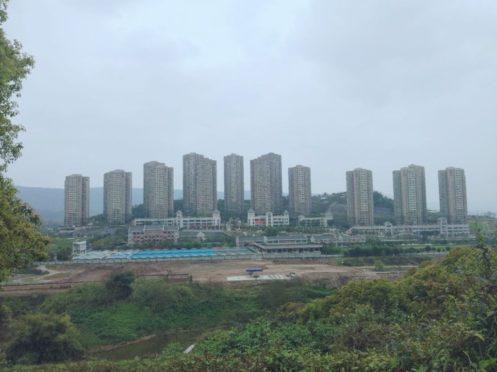 和悅家園位于重慶市江北區佳美路56號，總建筑面積323442.39平方米，其中住宅258210.96平方米；商業12196.34平方米；車庫39096.82平方米（停車位1150個）.jpg